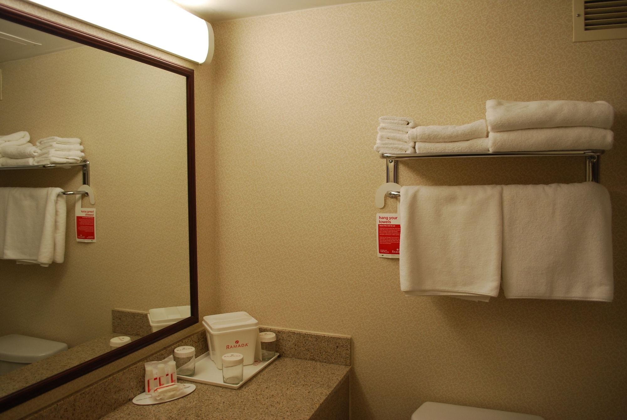 Ramada By Wyndham Triangle/Quantico Otel Dış mekan fotoğraf