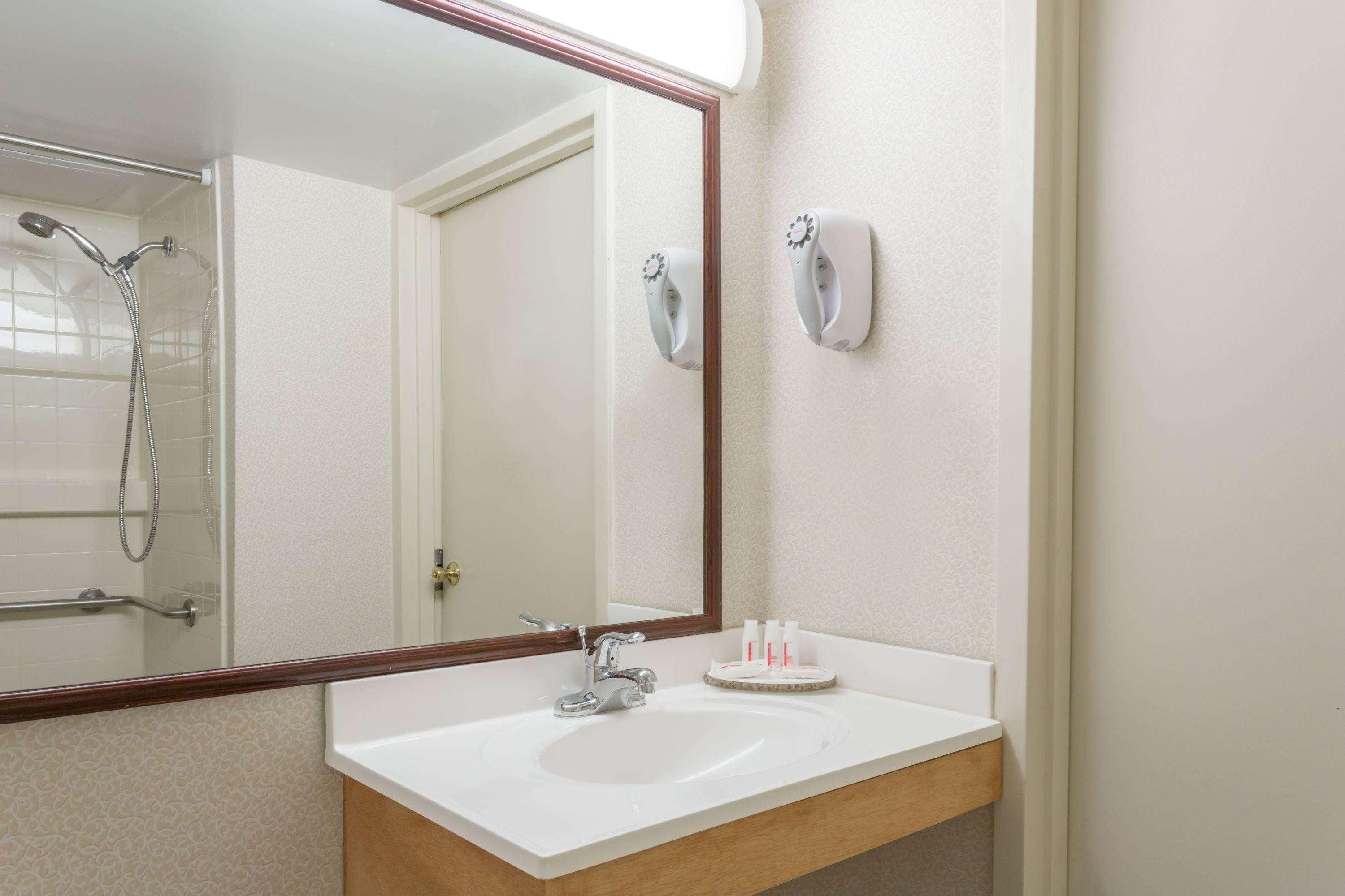 Ramada By Wyndham Triangle/Quantico Otel Dış mekan fotoğraf